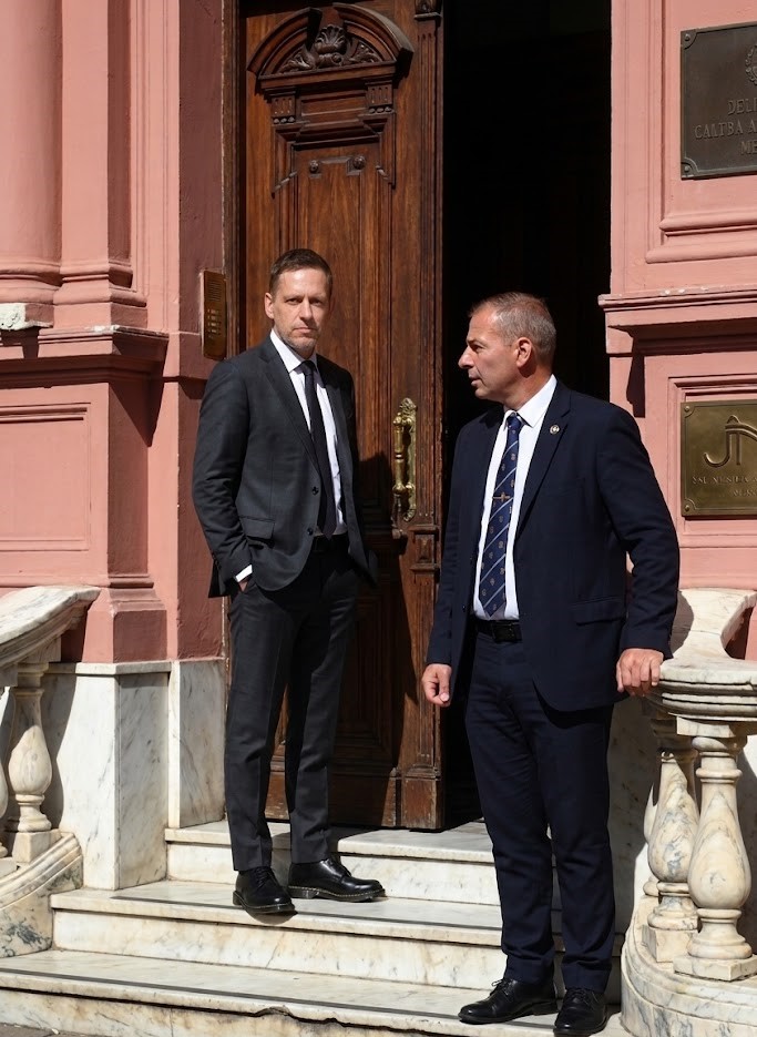 Peter Thiel se muda a Argentina: afinidad con Milei y búsqueda de un refugio ante el futuro de EE.UU.