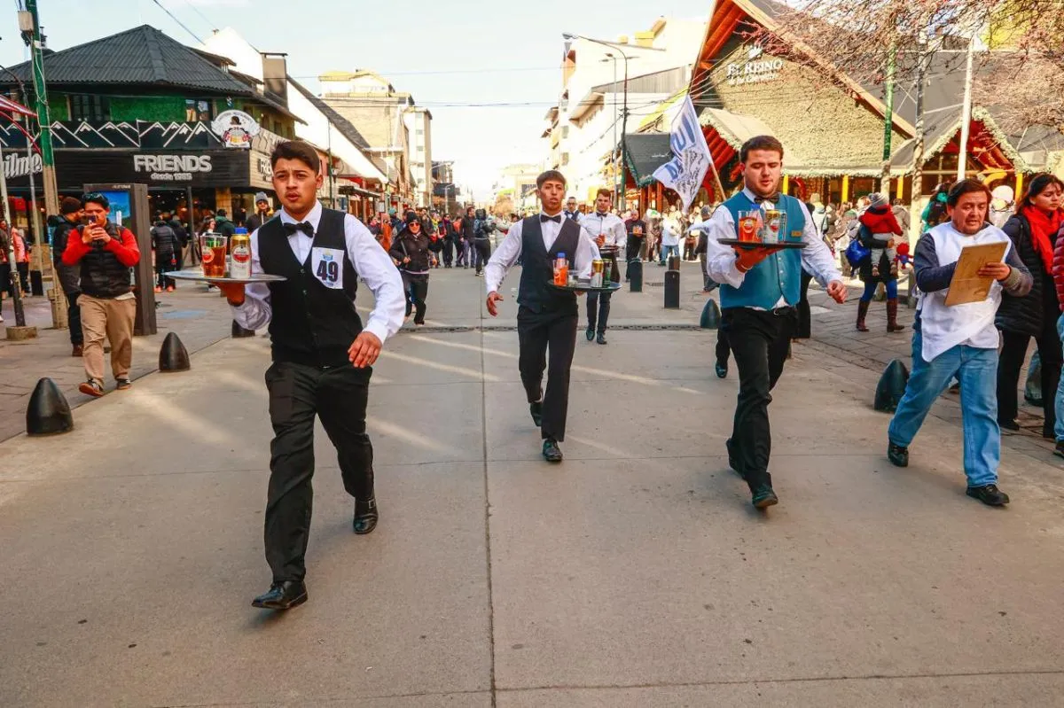 Abrieron las inscripciones para la tradicional Carrera de Mozos y Camareras de la Fiesta Nacional de la Nieve