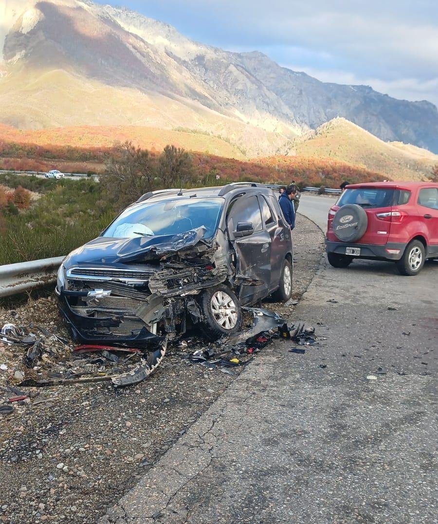 Accidente semifrontal en Ruta 40 dejó heridos leves y importantes daños materiales