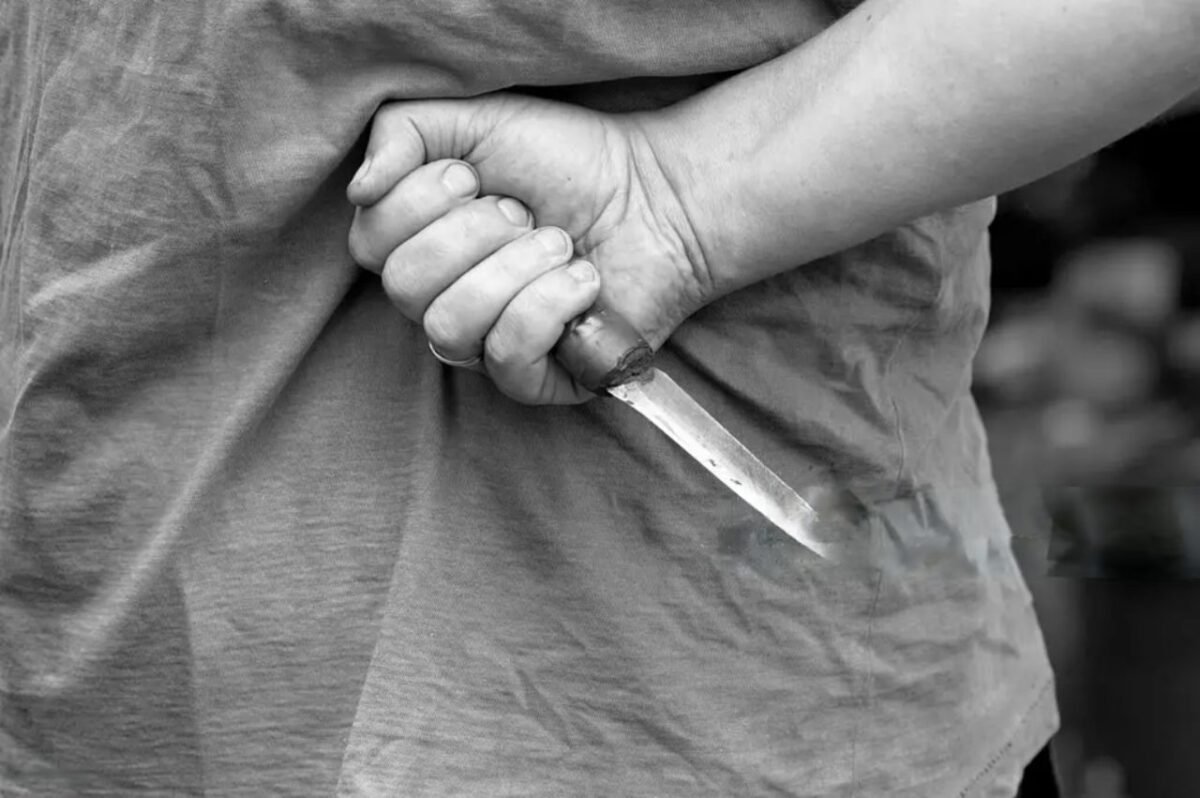 Acusado de apuñalar a un hombre tras regresar al lugar de una pelea: la víctima sufrió lesión en una arteria