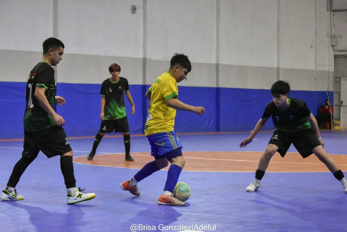 Adeful retomó los octavos de final de su torneo con una doble jornada tras la suspensión por nevada