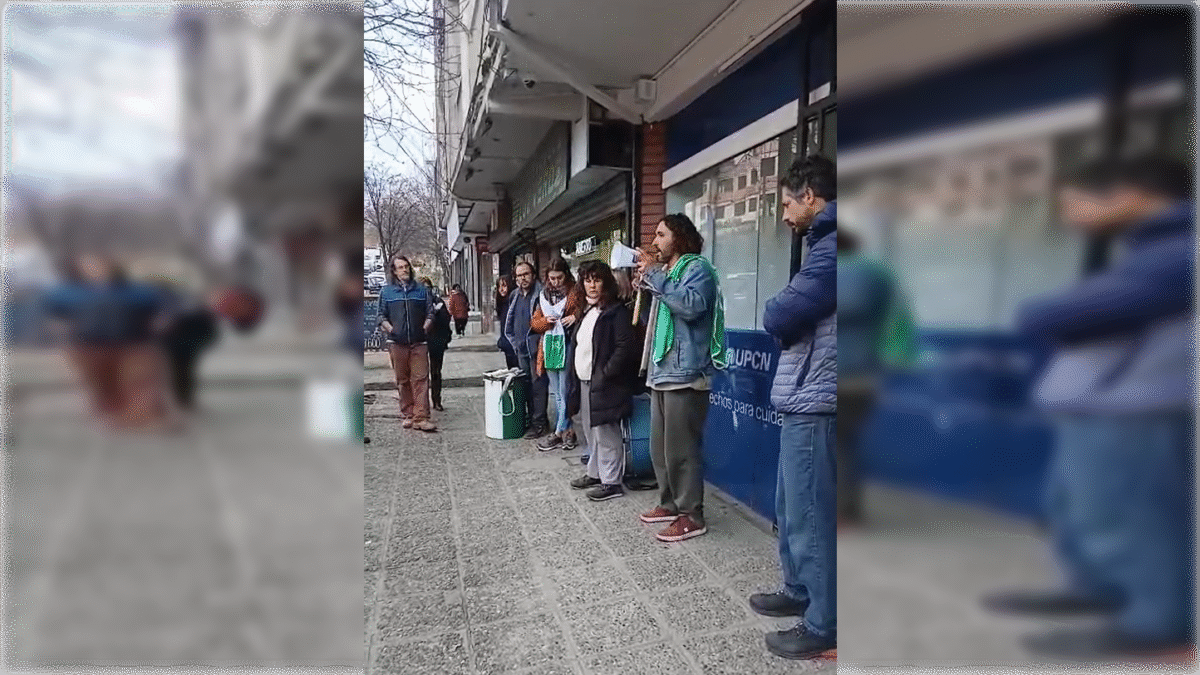 Afiliados de Unión Personal protestan en Bariloche por falta de cobertura médica mientras siguen los descuentos