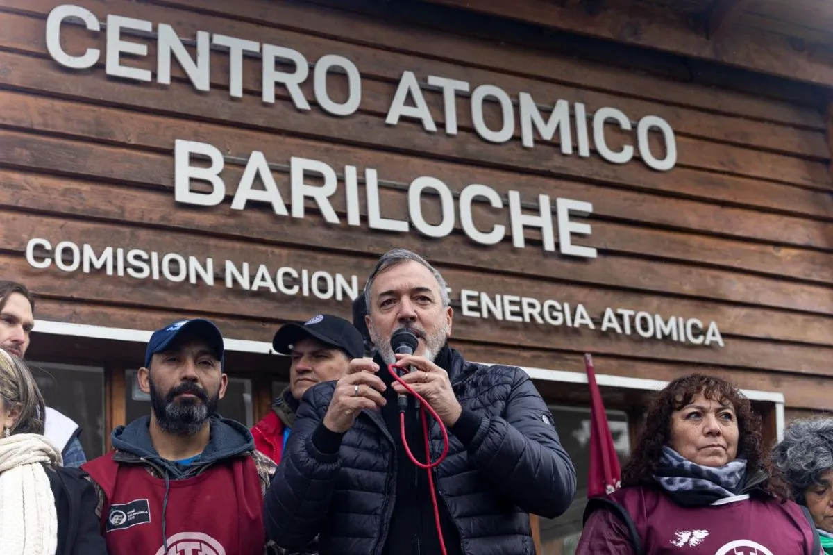 Aguiar encabezó en Bariloche el reclamo de ATE frente al Centro Atómico por despidos y vaciamiento