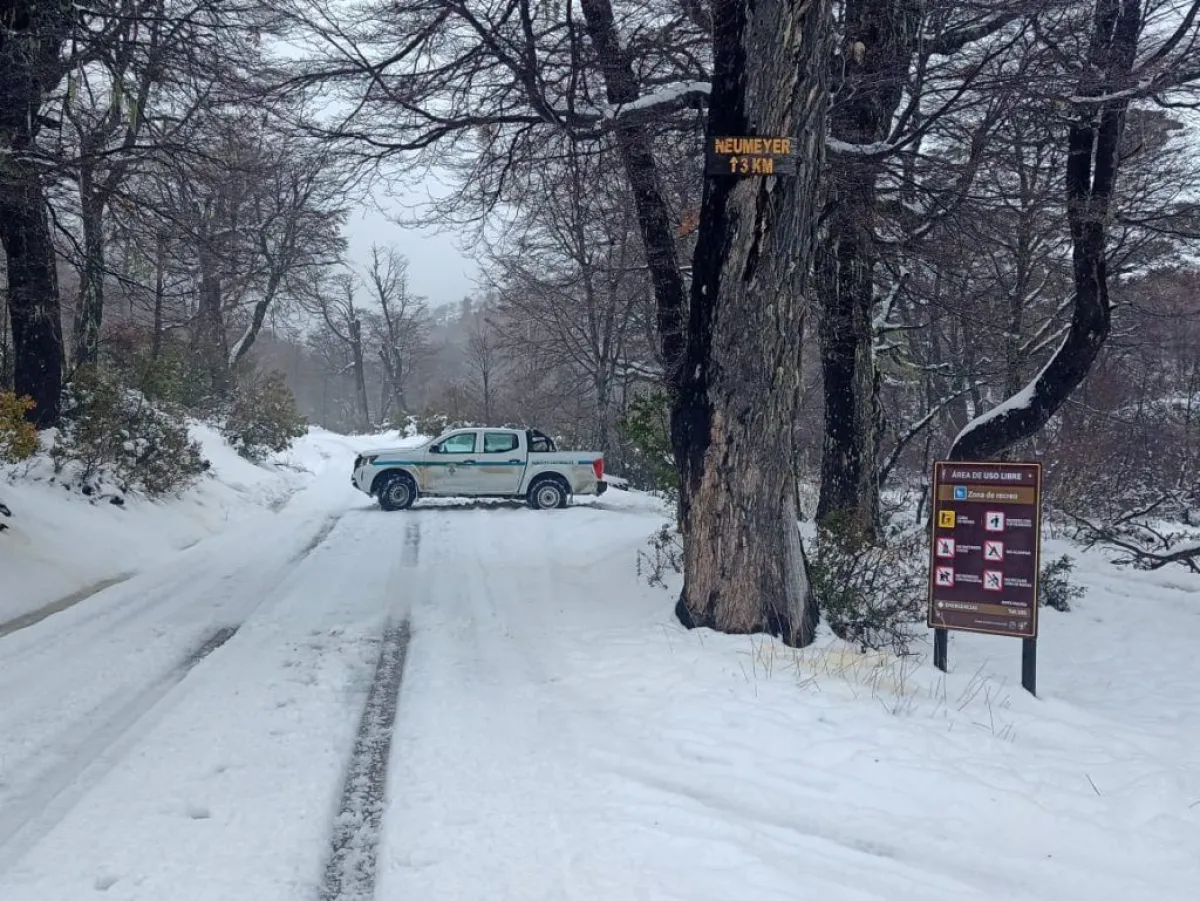 Alerta amarillo por nevadas: todas las sendas del Parque Nacional Nahuel Huapi permanecen cerradas