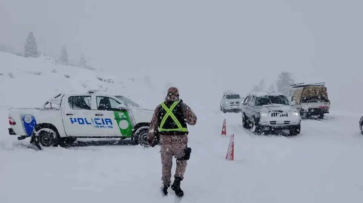 Amplio operativo policial de asistencia y prevención en la Zona Andina durante las intensas nevadas