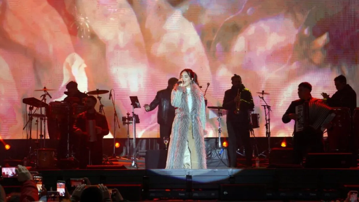 Ángela Leiva brilló en el Centro Cívico con una noche a pura cumbia