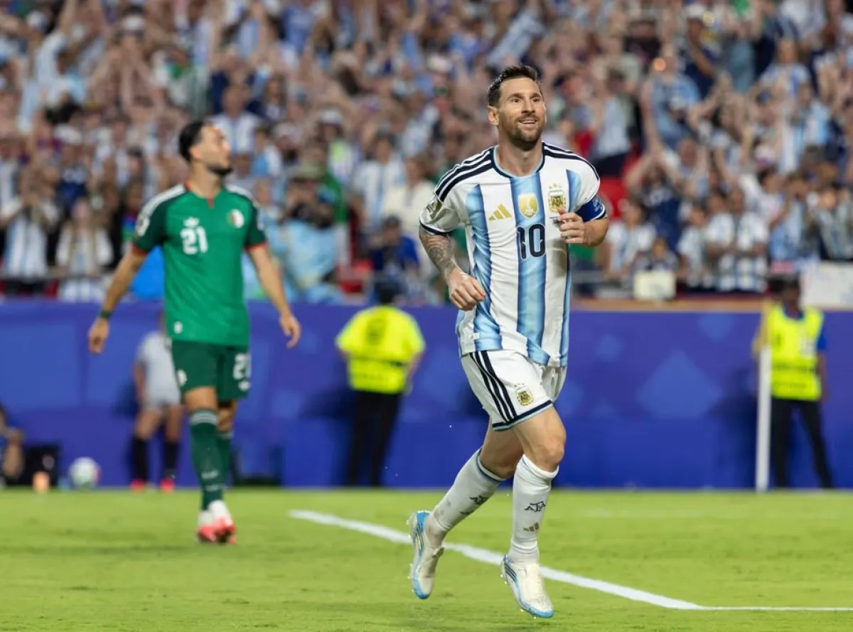Argentina goleó 3-0 a Argelia con un triplete histórico de Messi en el debut mundialista