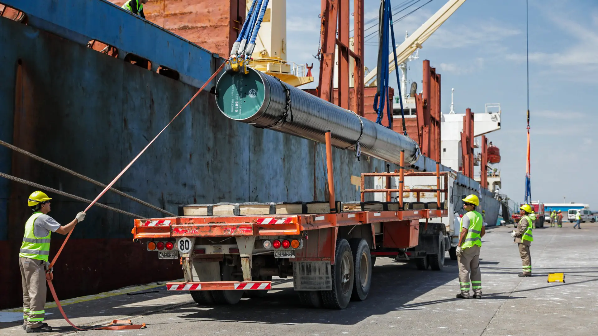 Arrancó la obra del gasoducto de Vaca Muerta al puerto: llegó el primer barco con 3.487 caños