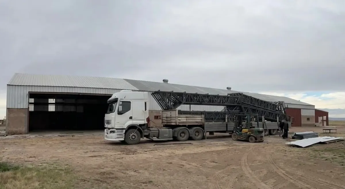 Arriban 24.800 kilos de estructura metálica para el Gimnasio Municipal N°6 en barrio Arrayanes