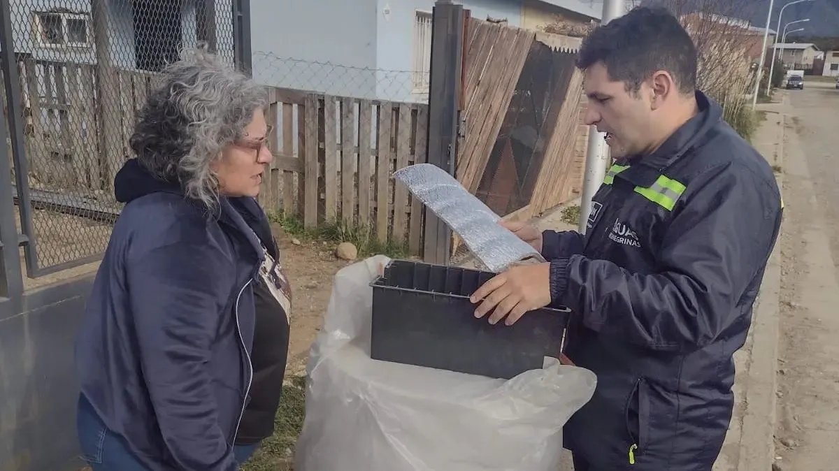 ARSA distribuye materiales aislantes en 11 barrios de Bariloche para proteger medidores del frío