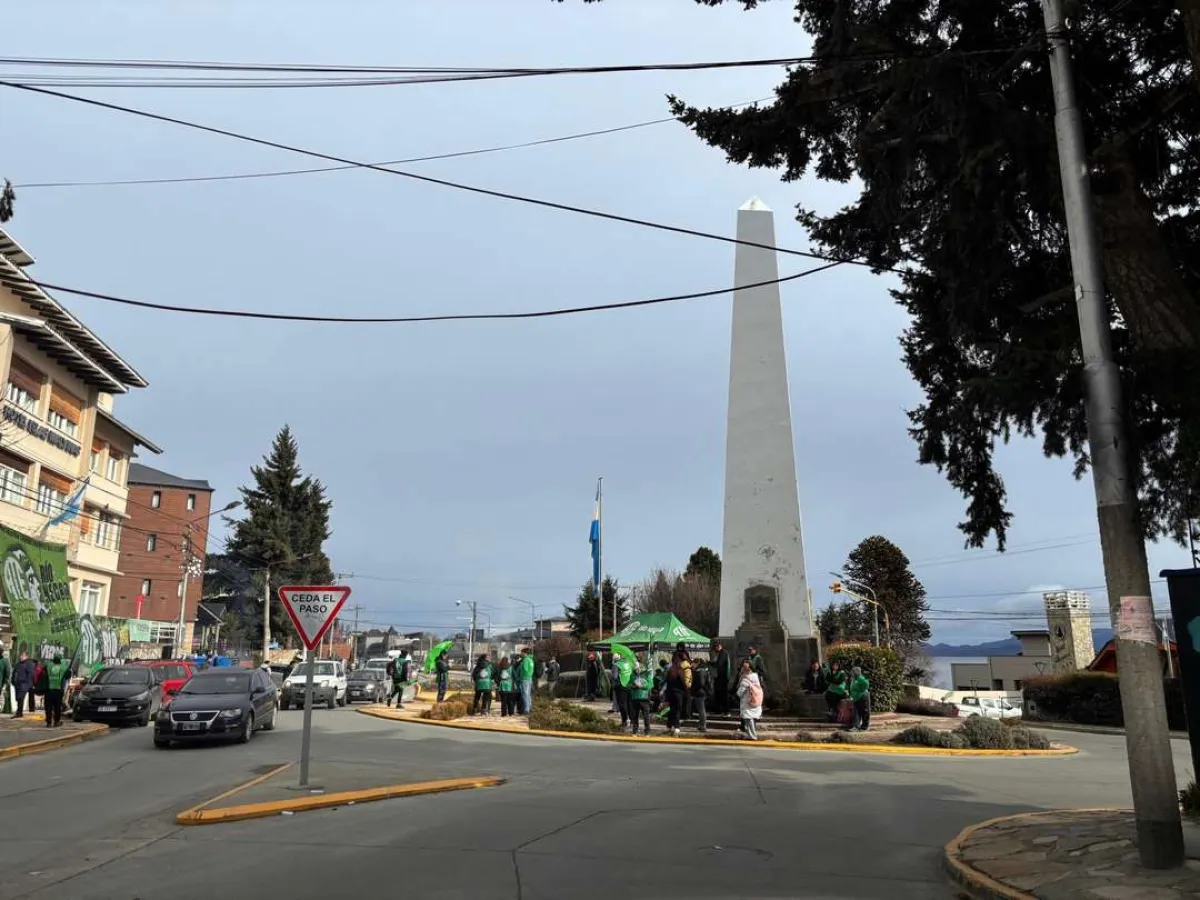 ATE protesta frente al Hotel Islas Malvinas por la continuidad laboral de 600 trabajadores de OSFA