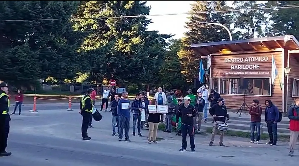 ATE realizará protestas y cortes de ruta este jueves frente a la CNEA en Bariloche