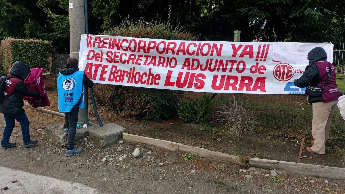 ATE reclamó frente al Centro Atómico Bariloche la reincorporación de un dirigente despedido y la renovación de 340 contratos