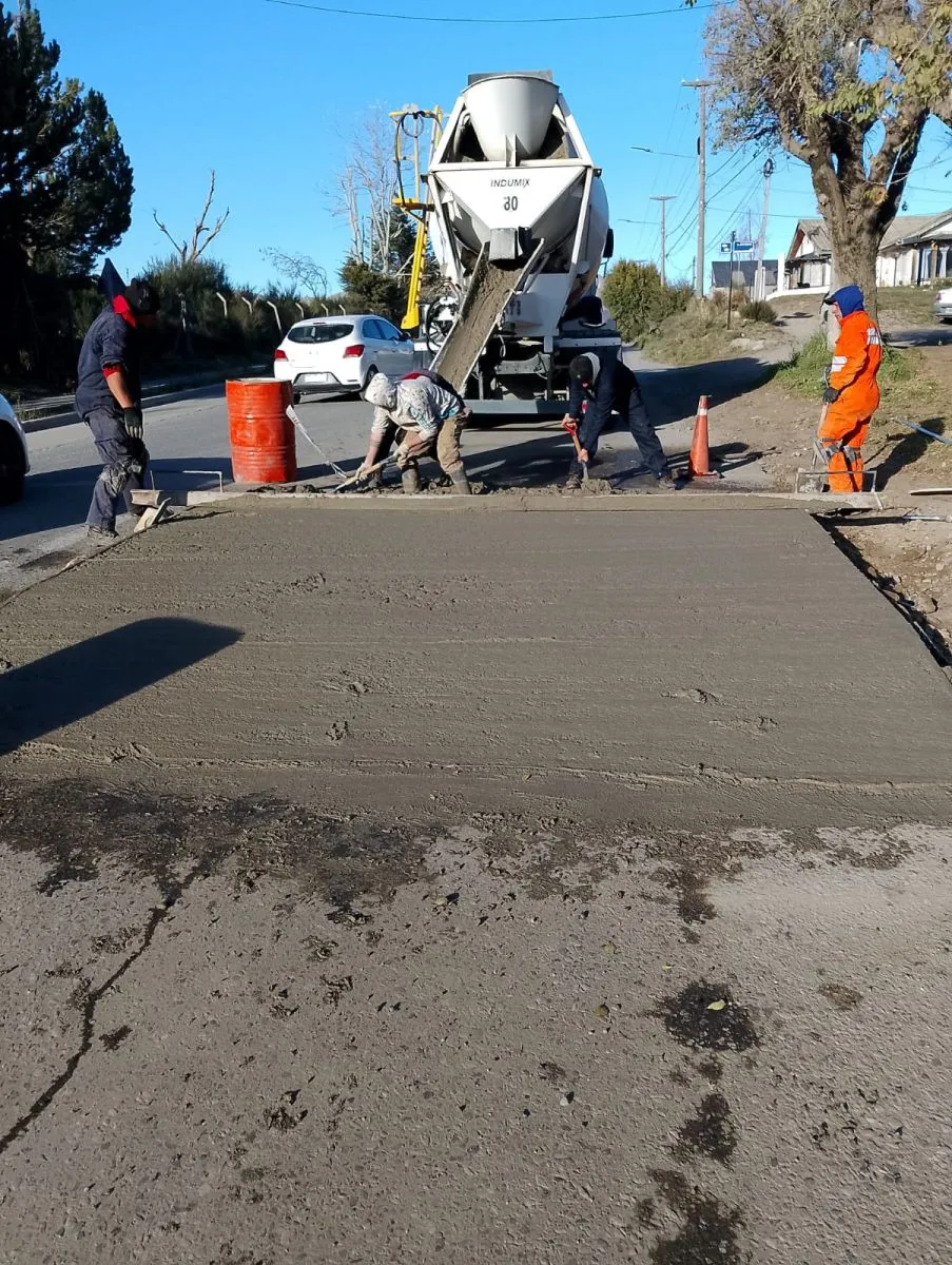 Avanza el hormigonado de reductores de velocidad en Pasaje Gutiérrez para mejorar la seguridad vial