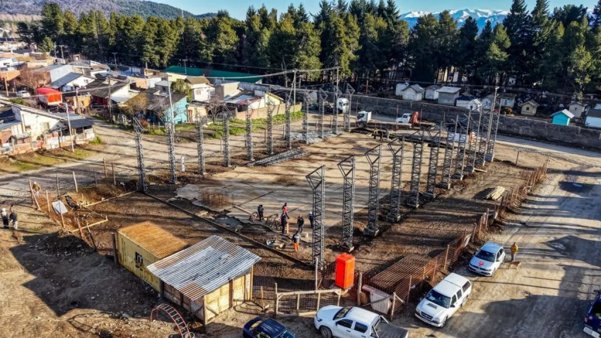 Avanza el montaje de la estructura metálica del Gimnasio Municipal N°6 en Barrio Arrayanes