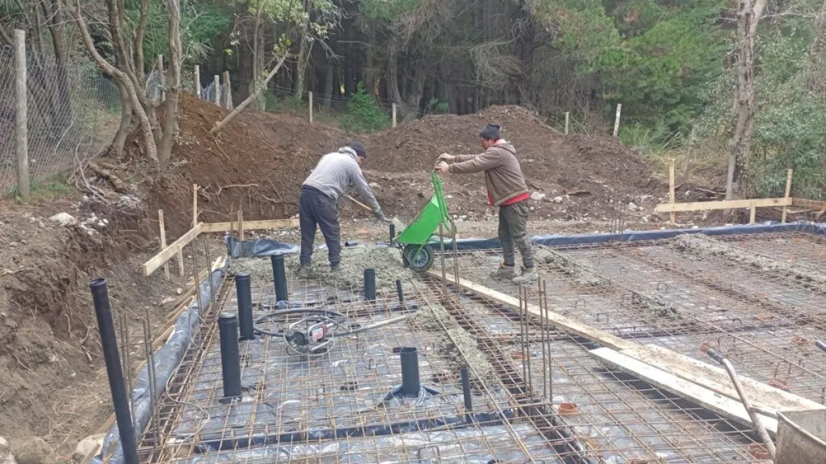 Avanza la construcción de la sede vecinal de Península San Pedro con el hormigonado de la estructura de base