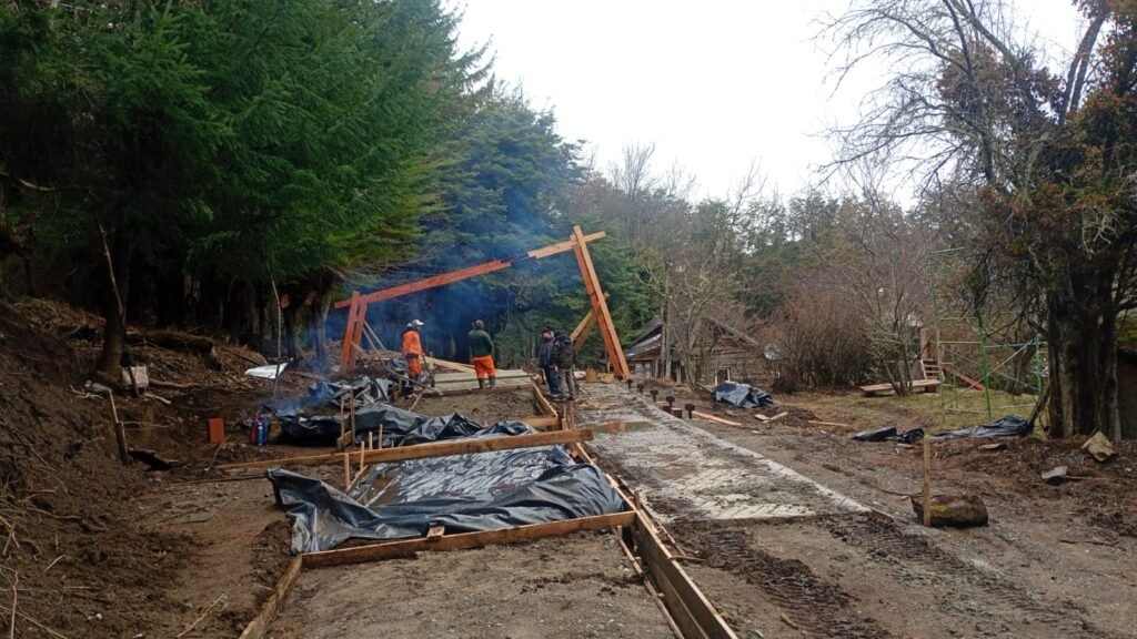 Avanza la construcción del Ecoparque Municipal en Llao Llao con las primeras veredas del paseo botánico