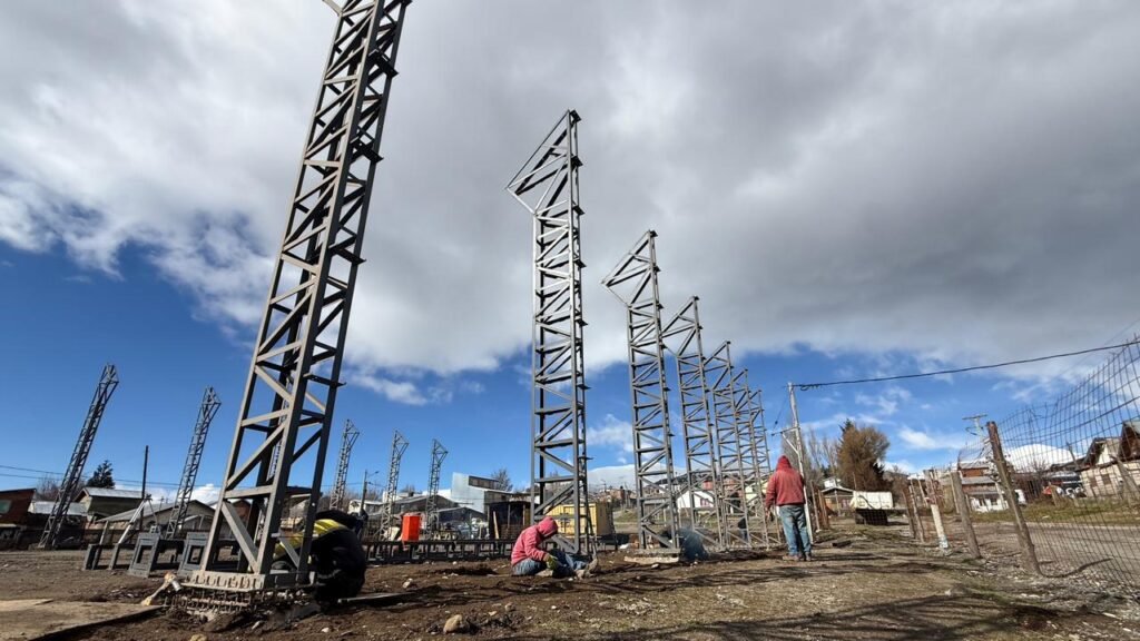 Avanza la construcción del Gimnasio Municipal 6 en Arrayanes con el montaje de 28 columnas