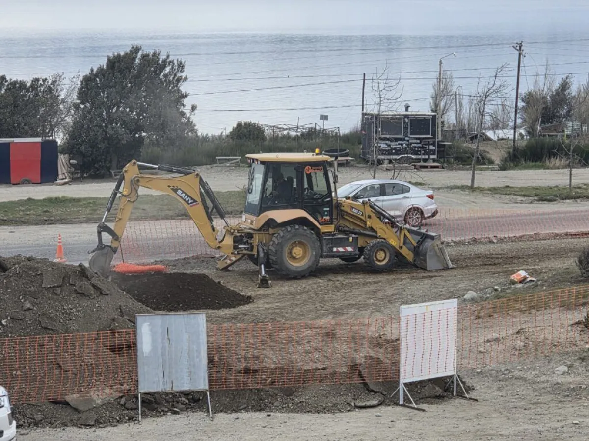 Avanzan las obras de pavimento y dársena en el acceso a Las Victorias