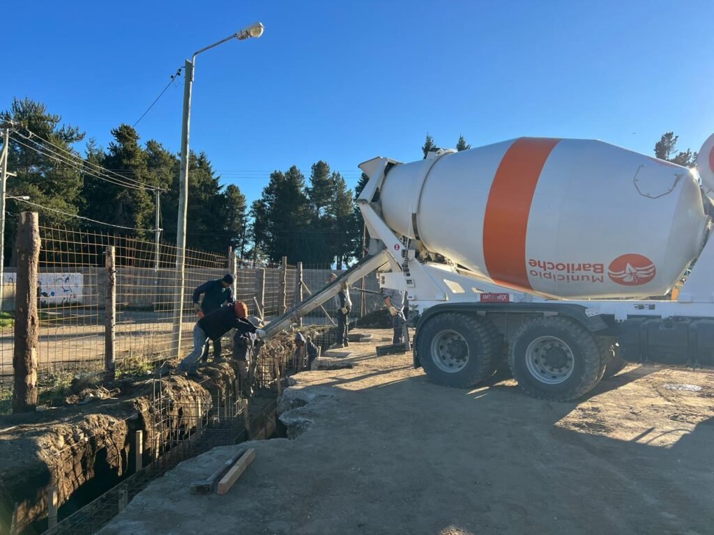 Avanzan las obras del Gimnasio Municipal Nº6 en barrio Arrayanes con hormigonado de vigas principales