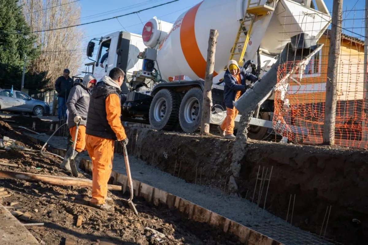 Avanzan los trabajos de contención en la Barda del Ñireco sobre la bajada Los Colihues