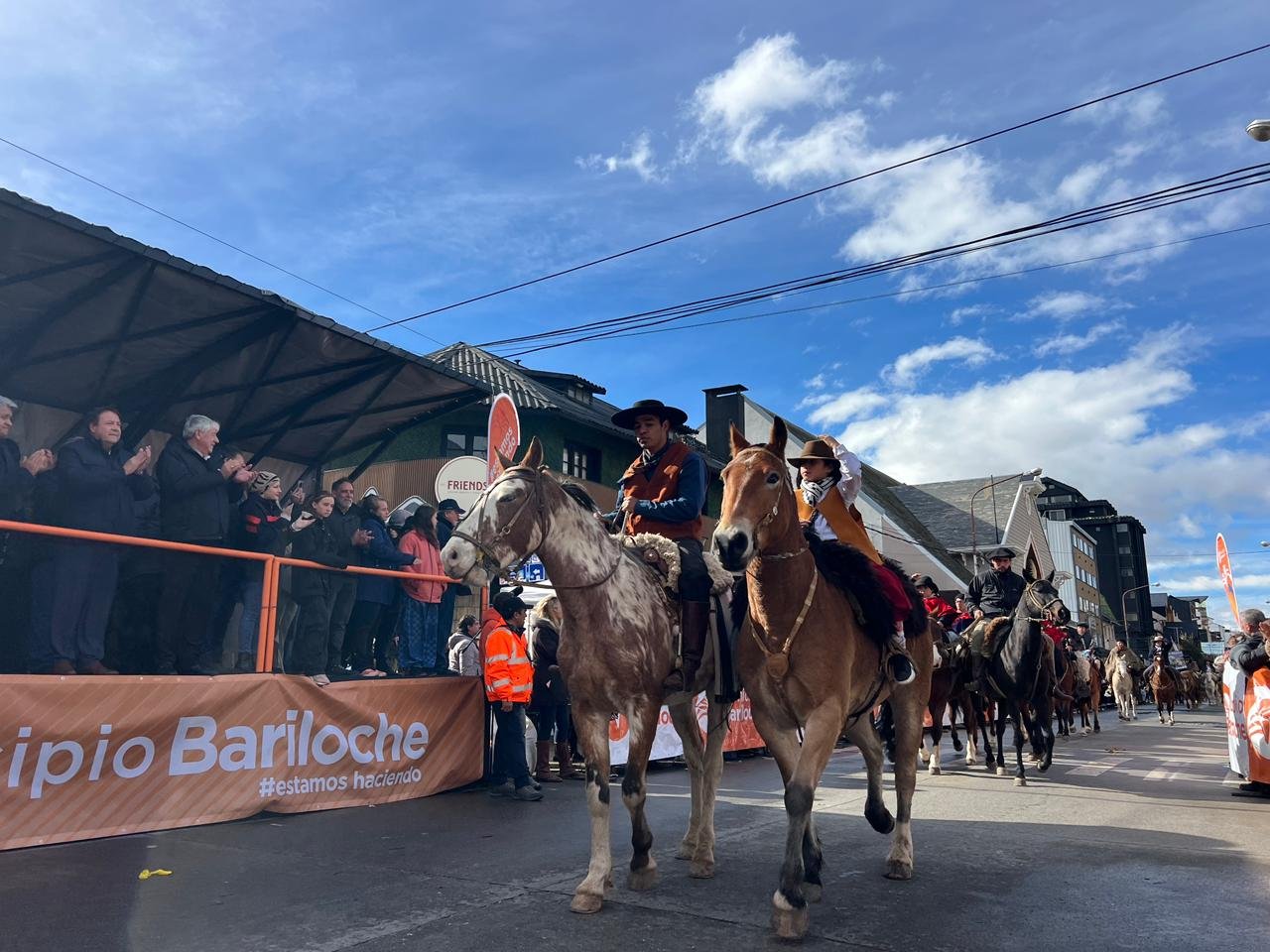 Bariloche celebró sus 124 años con masivo desfile de más de cien instituciones
