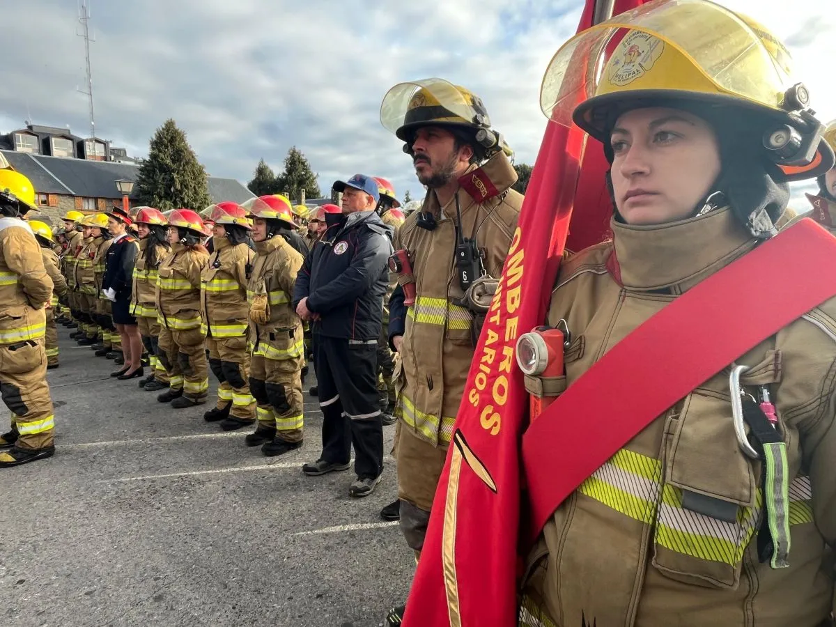 Bariloche homenajeó a los bomberos voluntarios en el Día Nacional con emotivo acto en el Centro Cívico