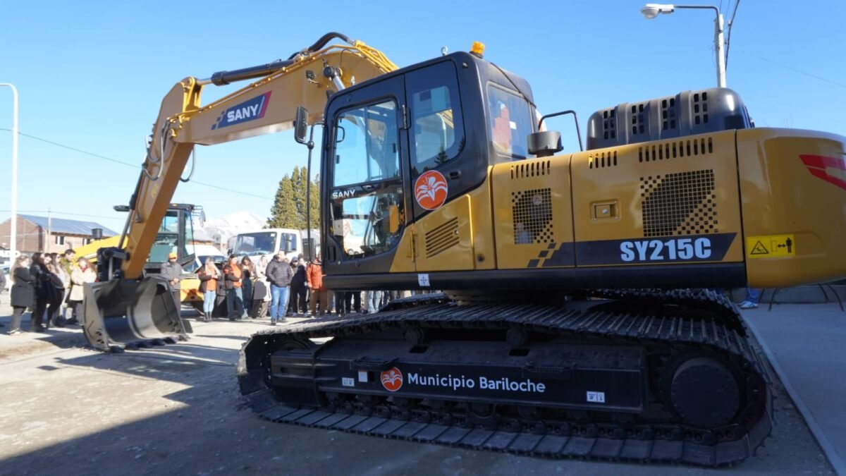 Bariloche incorporó retroexcavadora, motoniveladora y ocho vehículos 0 kilómetro con fondos propios