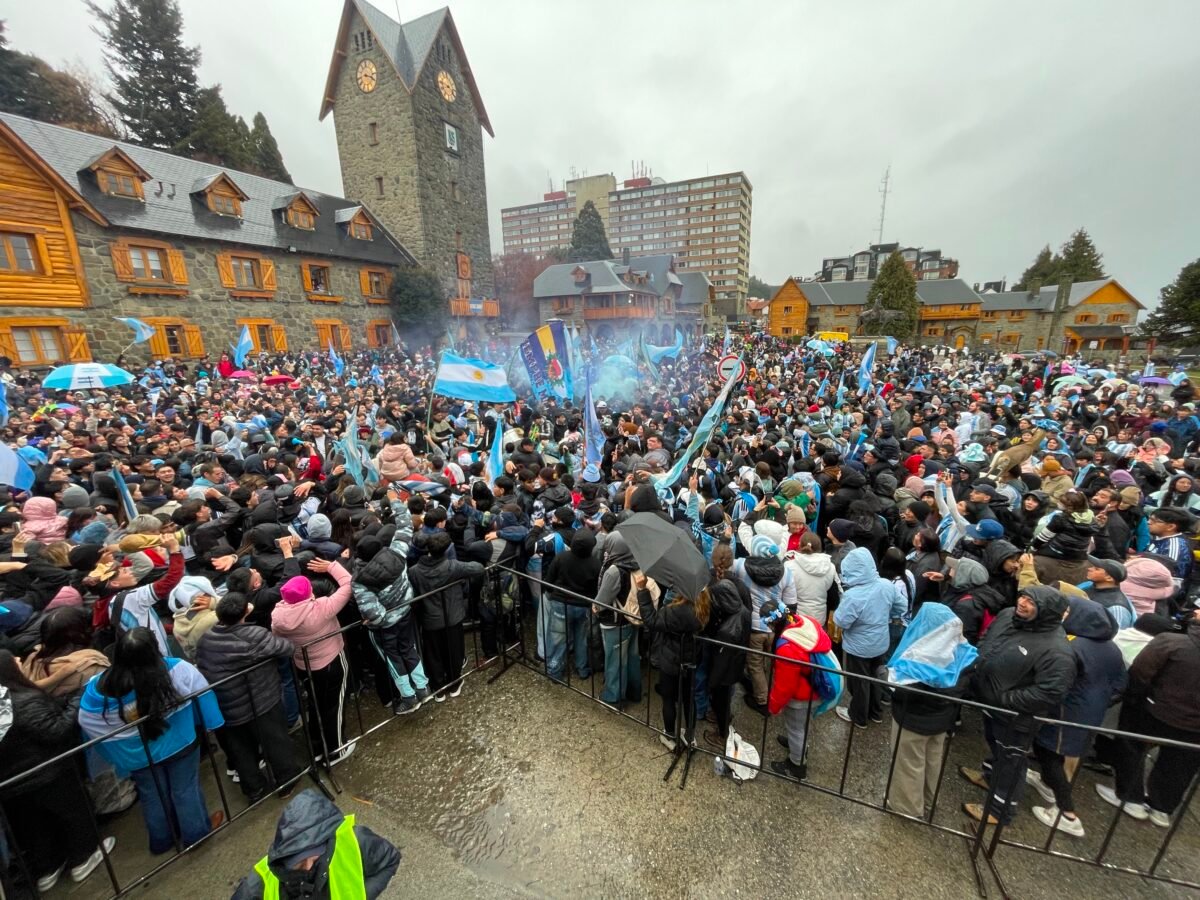 Bariloche vibró bajo la lluvia con la remontada agónica de la Selección ante Egipto