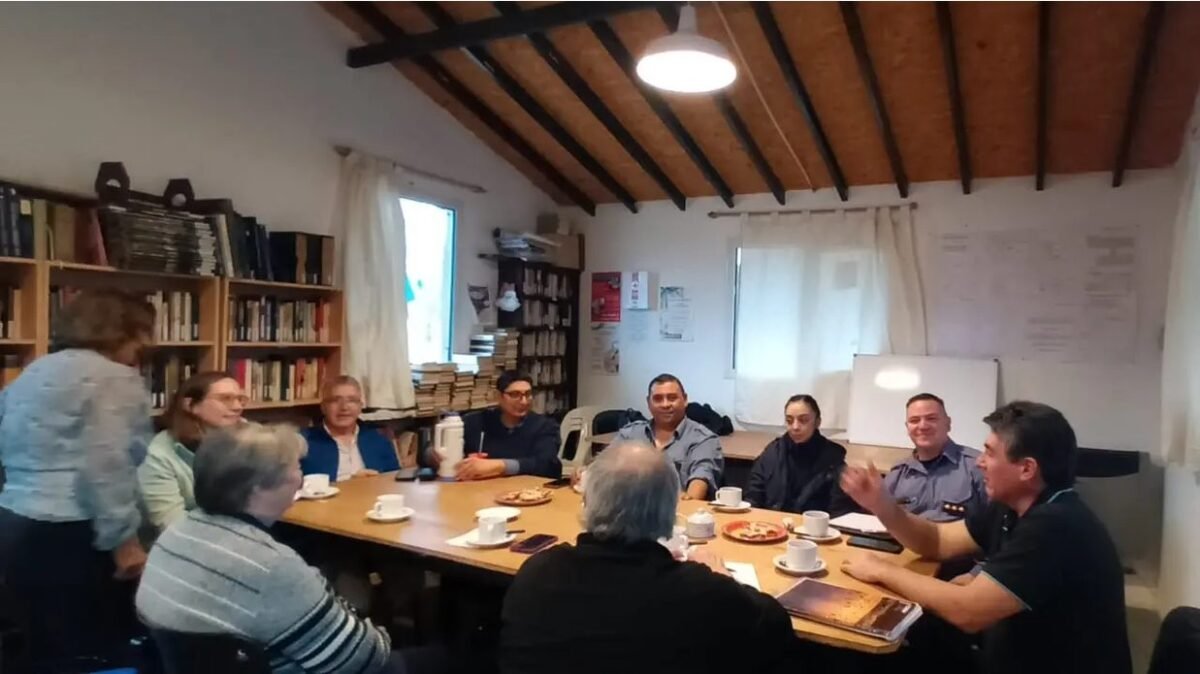 Barrios del oeste y Las Victorias acordaron canales directos con la Policía tras reclamar más presencia preventiva
