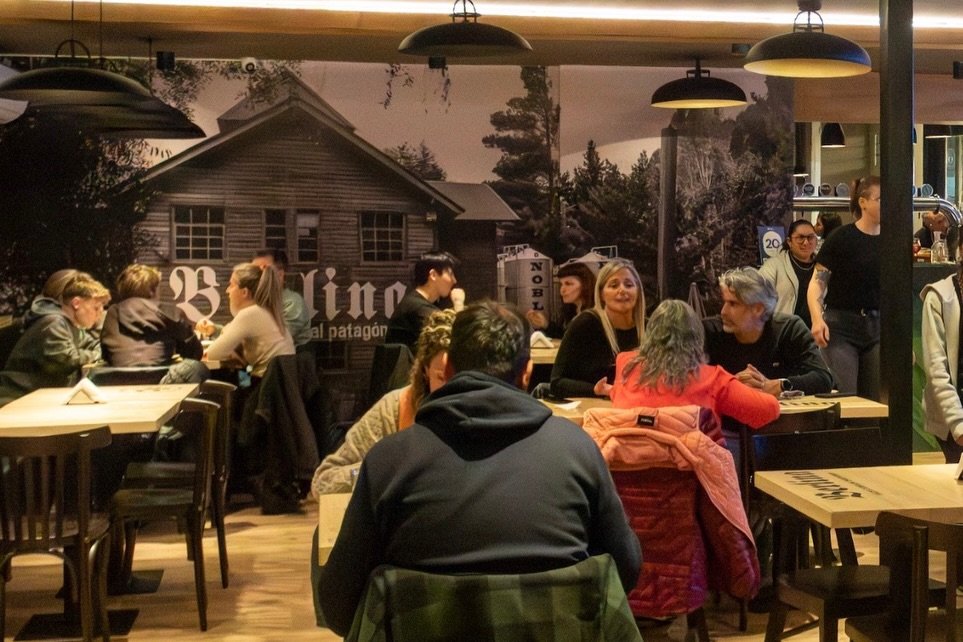 Berlina reabrió en el centro de Bariloche tras 22 años de trayectoria con nuevo local gastronómico