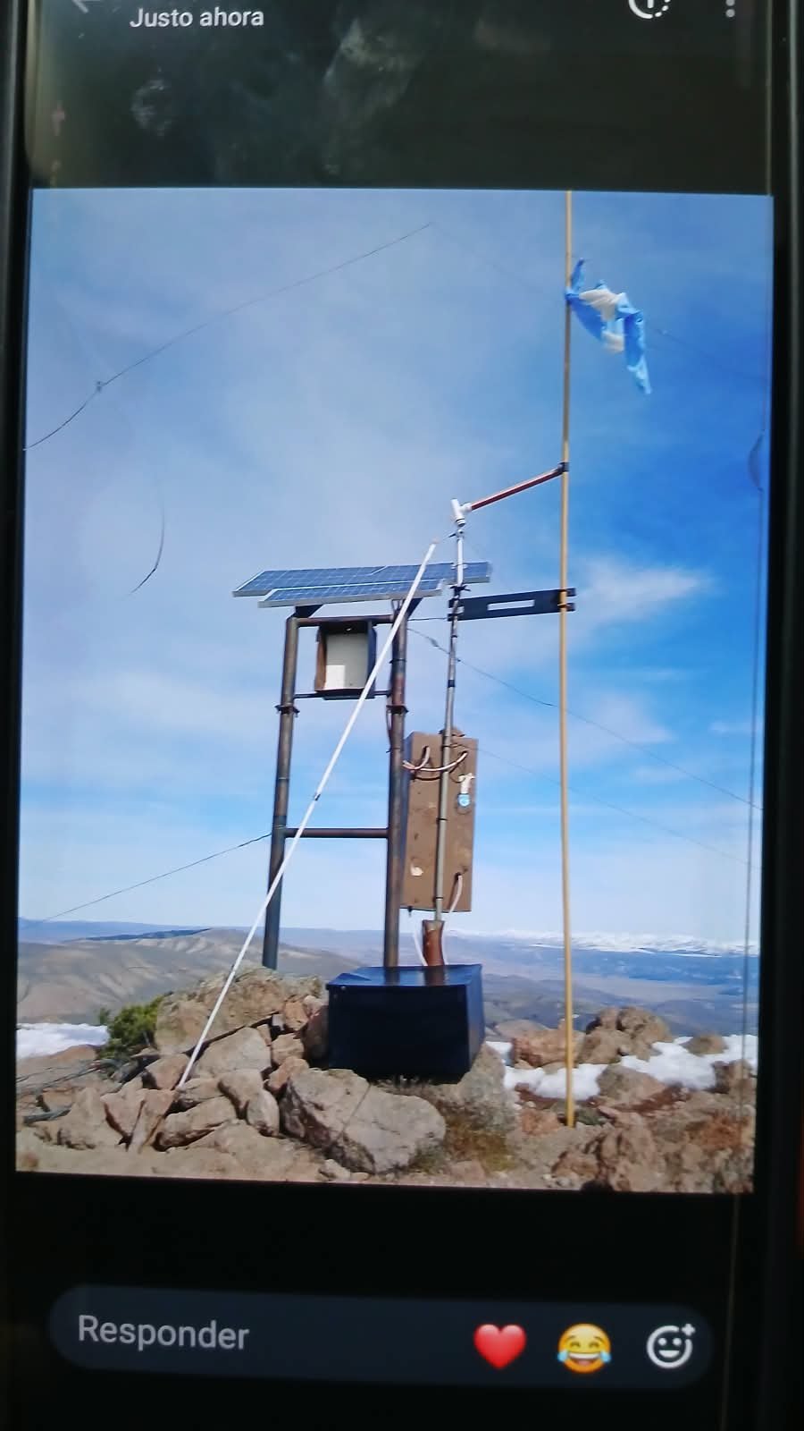 Bomberos de Dina Huapi denuncian daños en su repetidora del Cerro Villegas por colocación de banderas