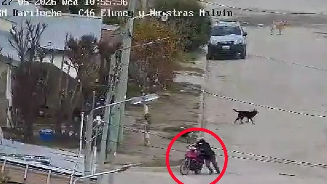 Cámaras del 911 detectaron a un hombre empujando una moto robada en el Alto