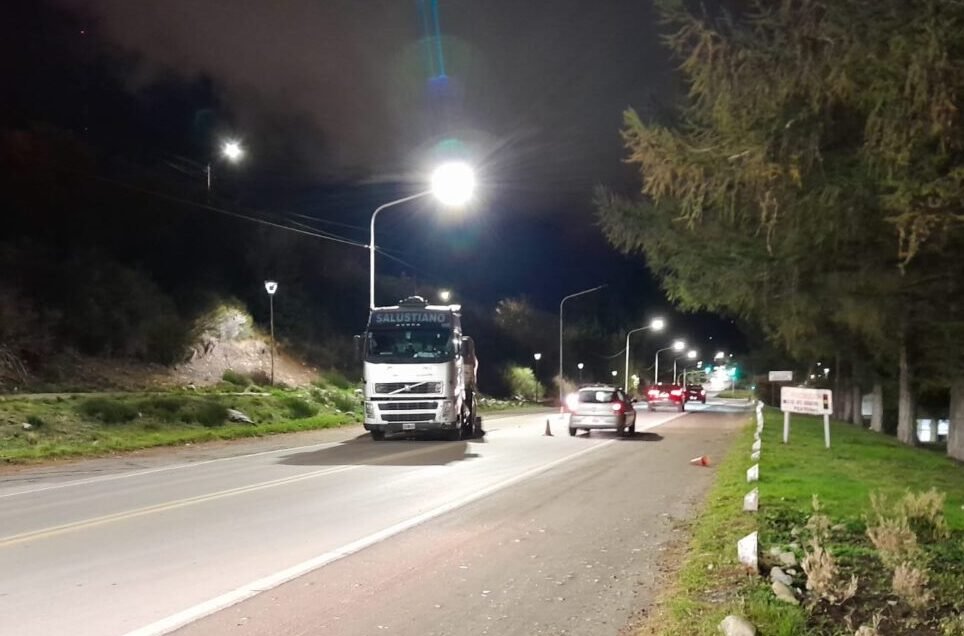 Camión atravesado en Piedrabuena genera maniobras peligrosas frente a la Terminal