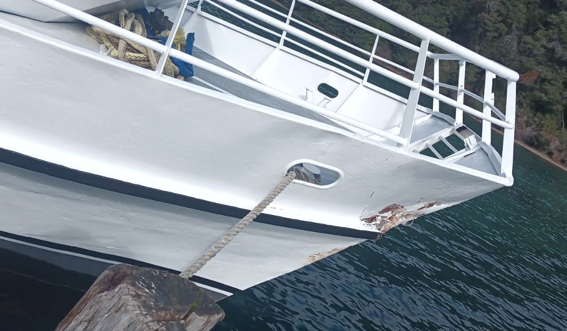 Catamarán chocó contra rocas tras falla mecánica en el lago Nahuel Huapi