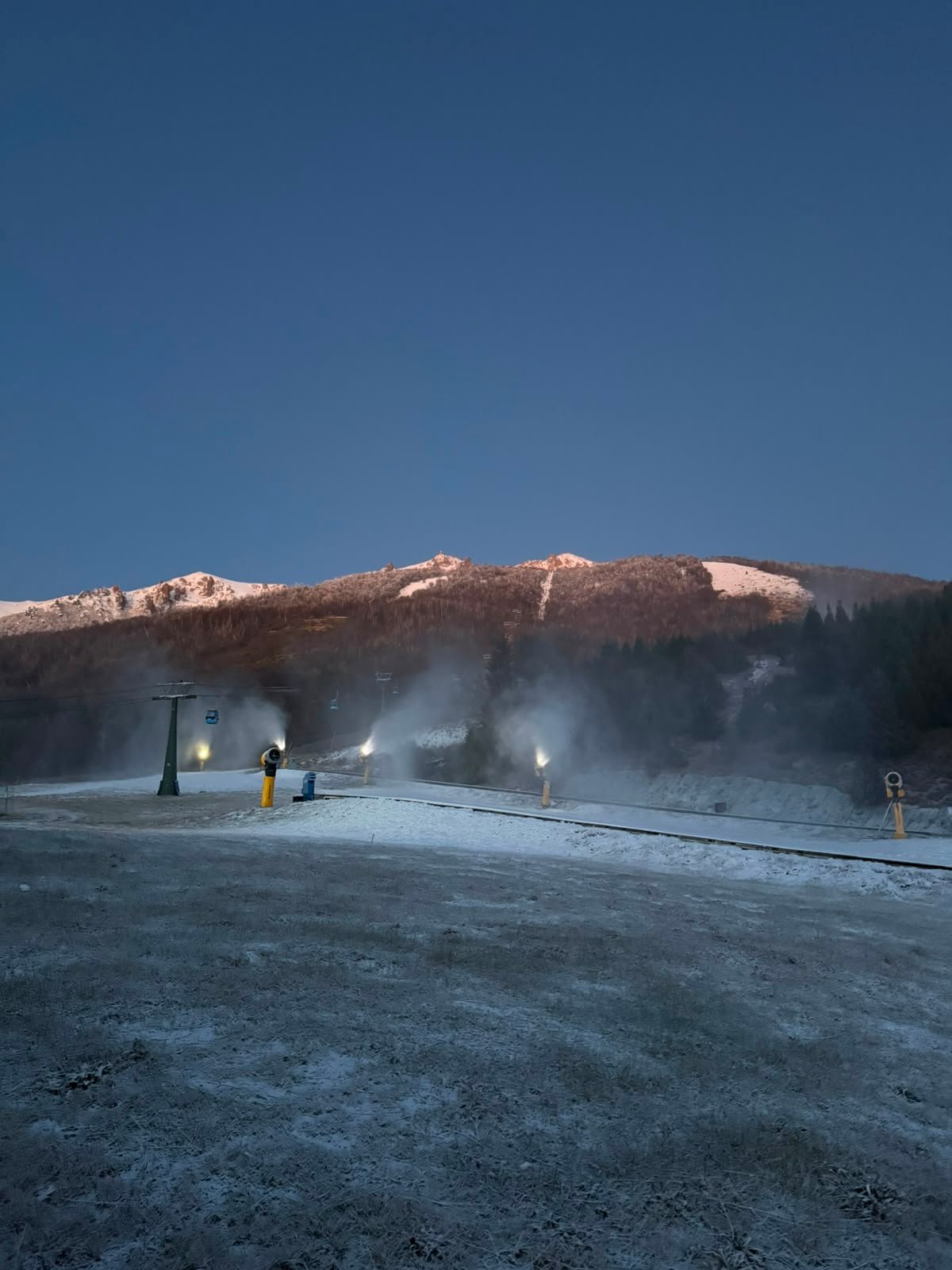 Cerro Catedral activó la fabricación de nieve técnica para preparar la temporada invernal