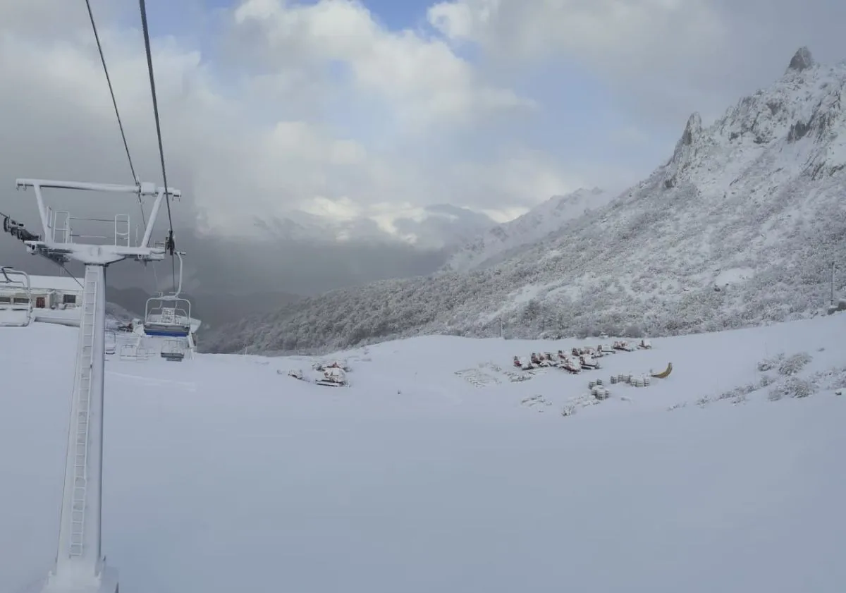 Cerro Catedral ya acumula 40 centímetros de nieve y crece la expectativa por la temporada invernal