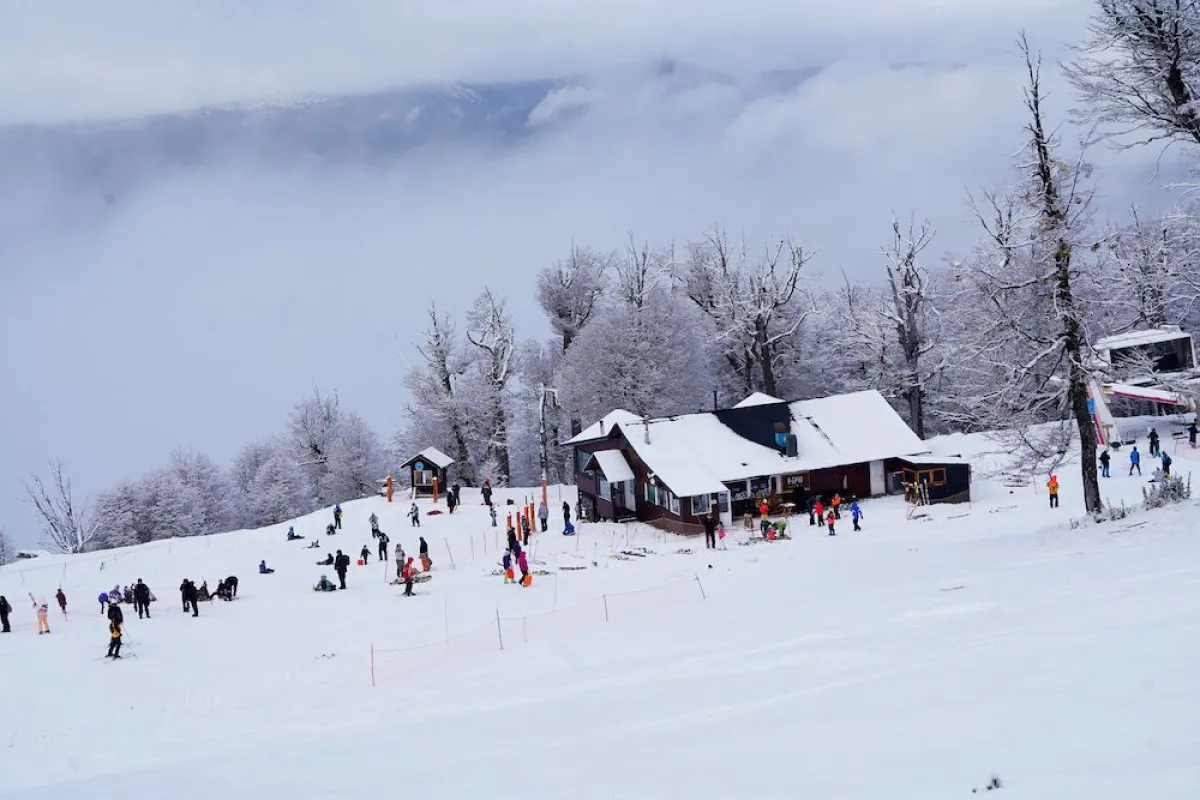 Cerro Perito Moreno inicia agosto con casi todas sus pistas abiertas y agenda deportiva completa