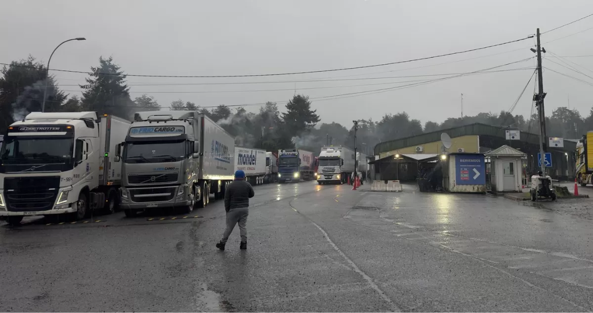 Chile evalúa cerrar Samoré para autos particulares por acumulación de más de 1.100 camiones