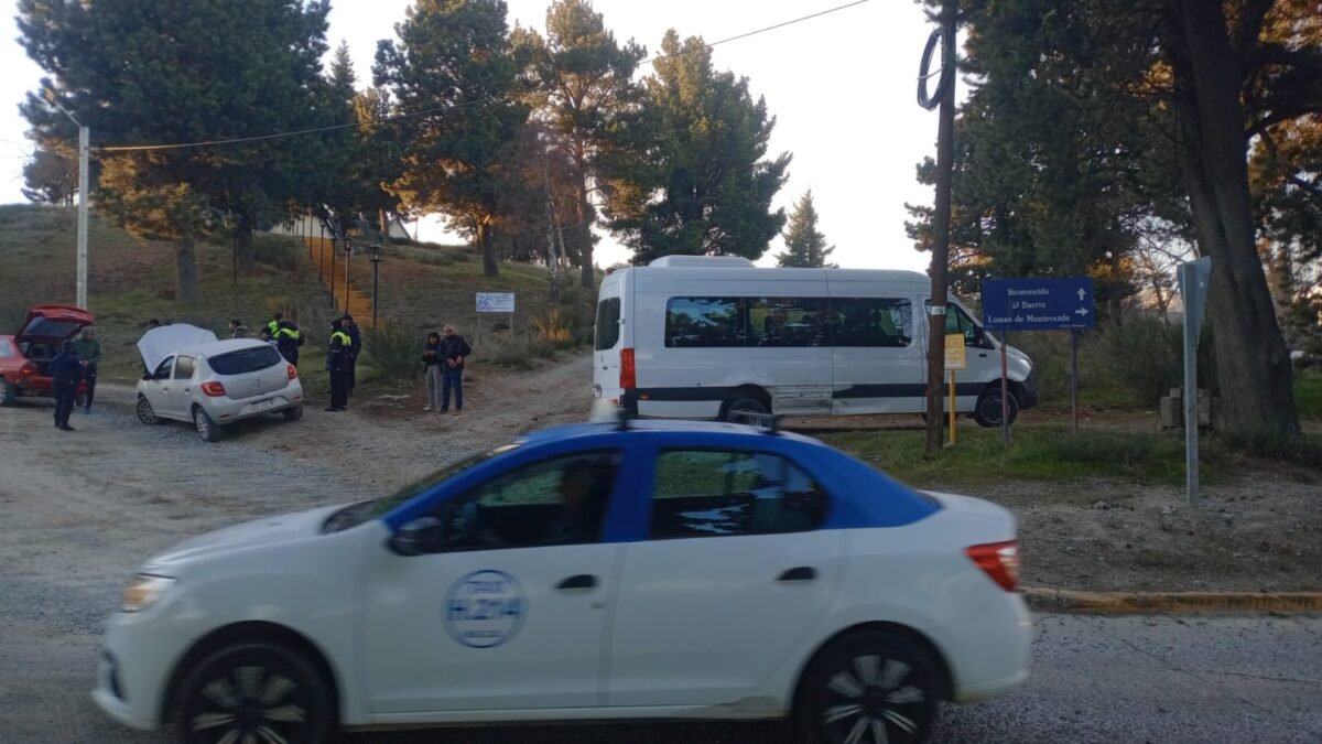 Choque entre combi con turistas y un auto en 12 de Octubre dejó heridos leves