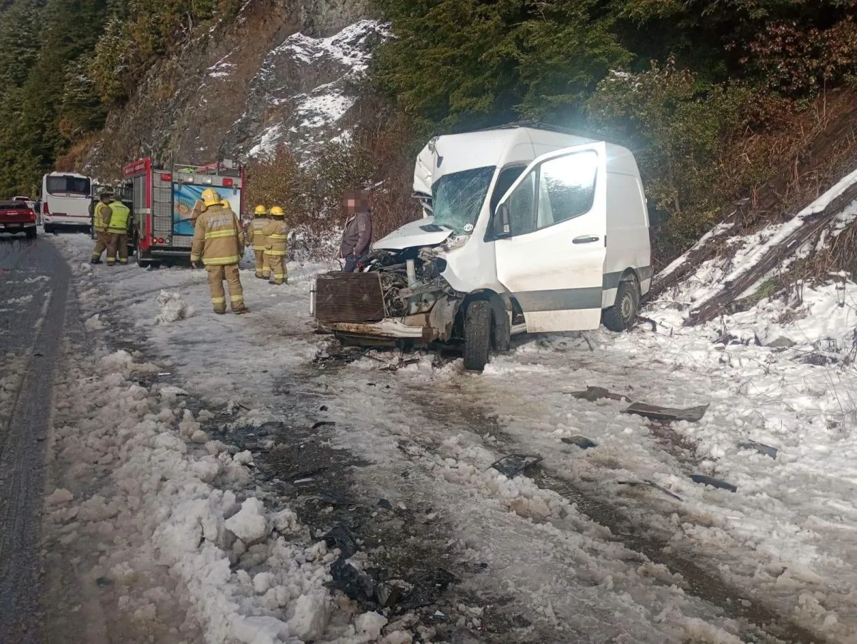 Choque frontal entre camioneta y colectivo en la Ruta 40 cerca del Tronador