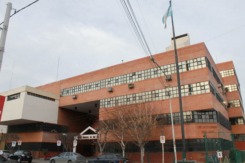 Comenzó el juicio a una médica y más de 100 policías por certificados médicos falsos