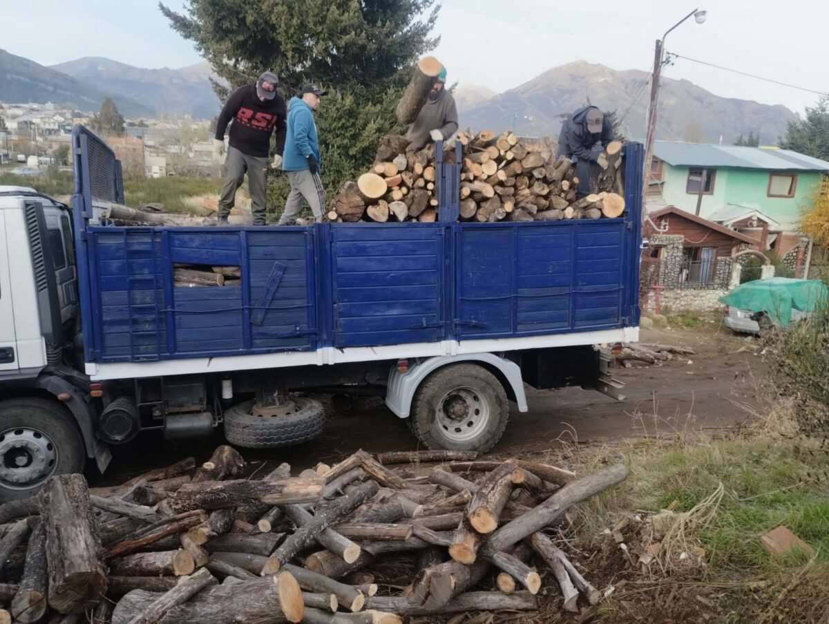 Comenzó la entrega de leña del Plan Calor 2026 en barrios de Bariloche
