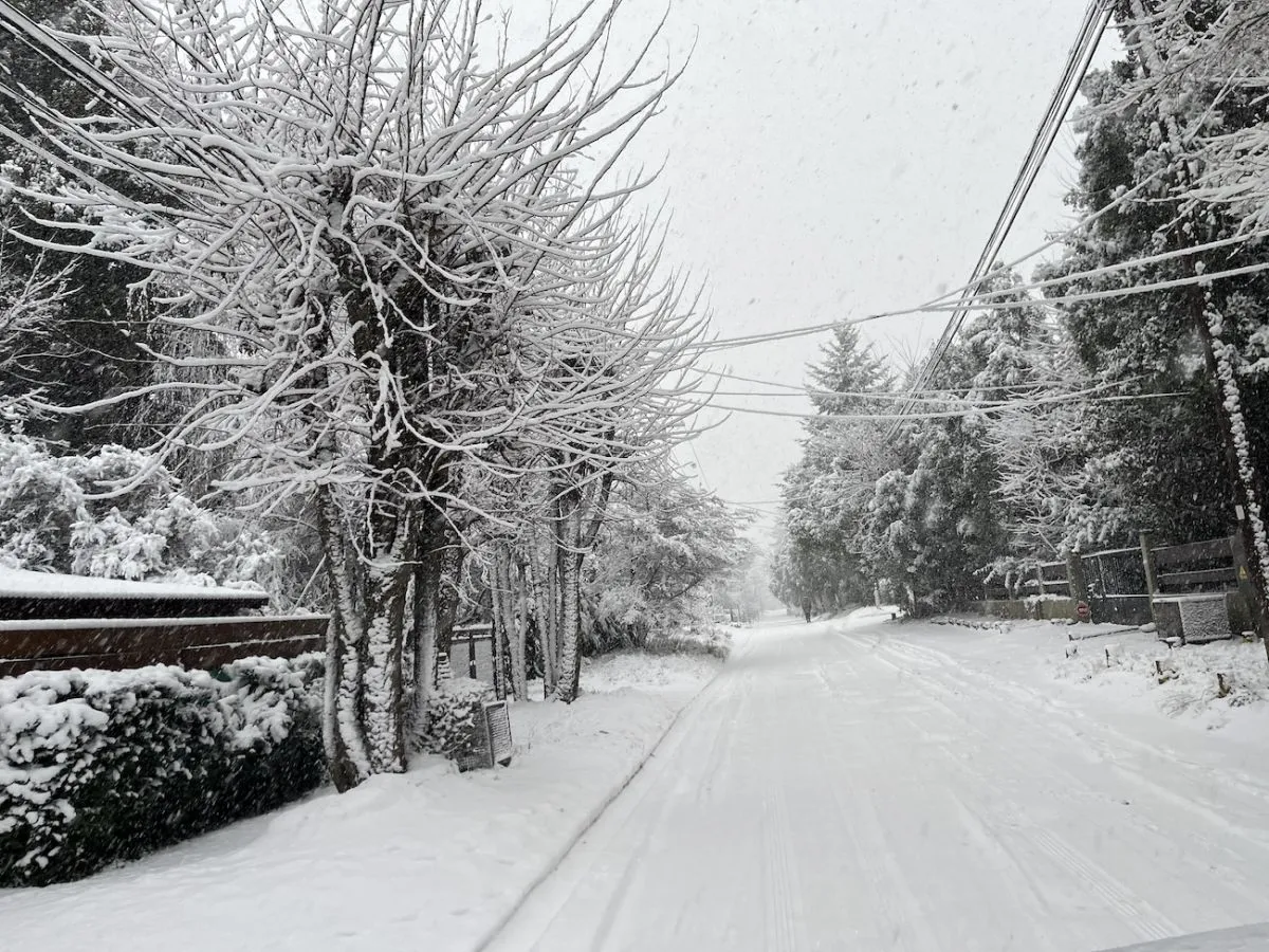 Cómo seguirá el tiempo en Bariloche tras la nevada: pronostican hielo en calles y nuevas precipitaciones