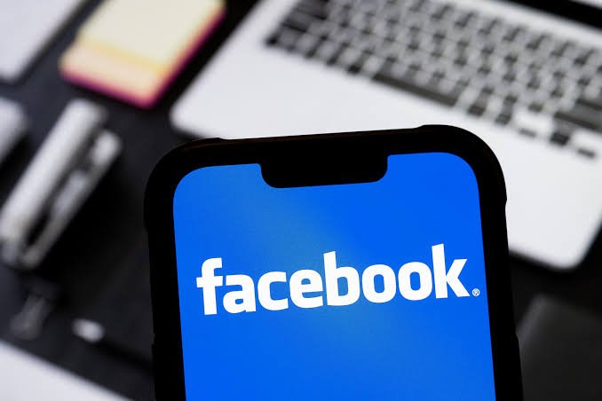 Condenaron a una mujer a indemnizar a dueños de pollería por críticas en Facebook