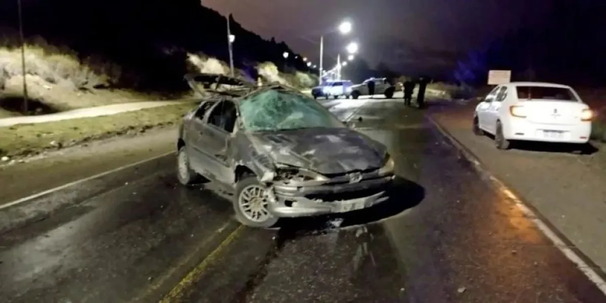 Conductor perdió el control de su auto y volcó cerca de la Terminal: fue hospitalizado