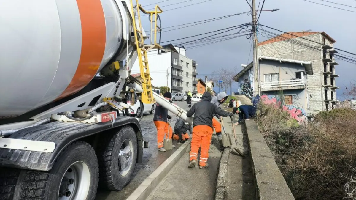Construyen nueva vereda y pasos peatonales elevados en Segundo Sombra