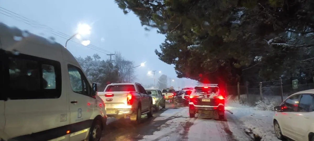 Continúa nevando en Bariloche con hielo en rutas: recomiendan extrema precaución