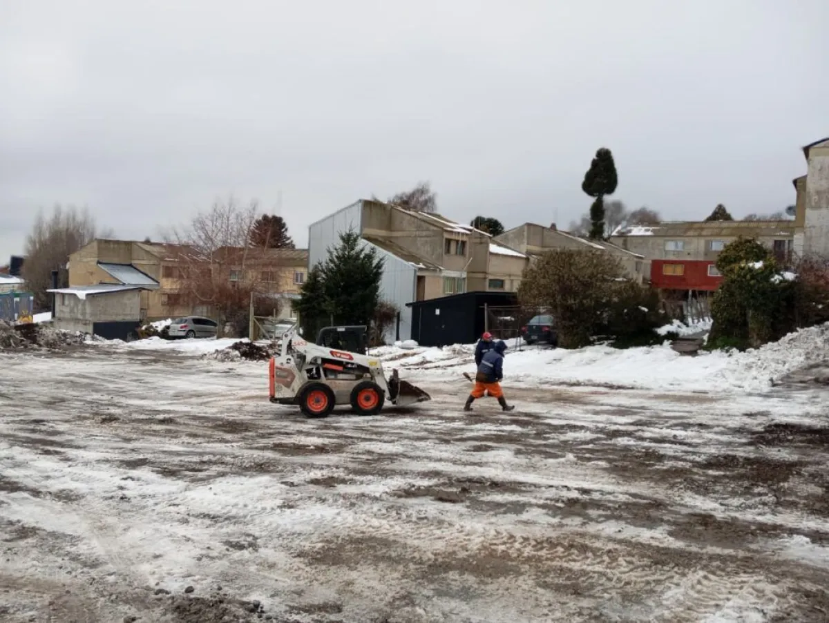Continúan los trabajos municipales para retirar nieve y hielo tras el temporal
