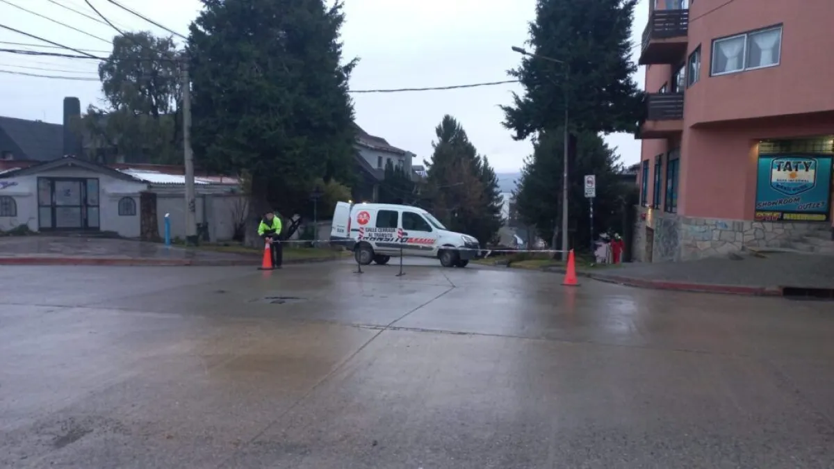 Corte de tránsito en el zigzag de calle Rolando por derrame de aceite